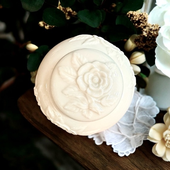 Lenox Ivory Porcelain Lidded Rose Blossom 24k Gold Ginger Jar - Picture 3 of 6